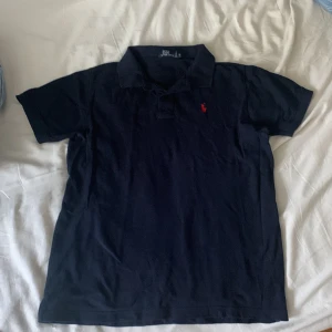 Mörkblå Polo Ralph lauren piké storlek M - Säljer min Ralph lauren piké användt den typ 2 ggr, den e som ny!