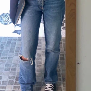 zara jeans - Jeans med ett hål på ens knät från Zara, sitter midwaist. Använd ett fåtal gånger, skriv för fler bilder💗