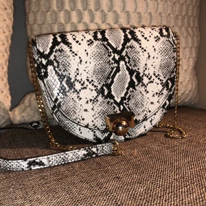 Väska från Zara - En väska från zara som är i bra skick. Säljer denna då den inte kommer till användning. 