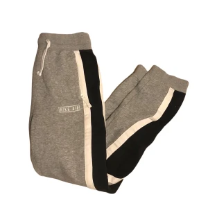 Nike byxor  - Nike byxor  Storlek xs  Pris 99kr  Fraktar eller möts upp i Gbg 