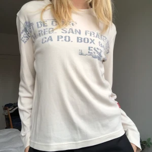 ESPRIT TRÖJA - säljer en benvit tröja i tjockt t-shirt material från ESPRIT! jag är vanligtvis en s 