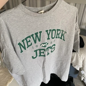 T-shirt - En super snygg oversize college t-shirt! Strl M! Köpt på H&M!