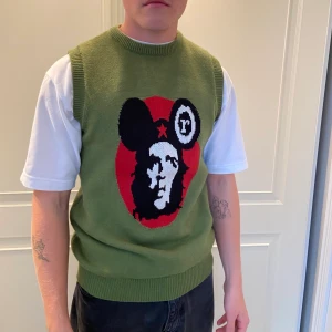 Reckless Scholars knitvest  - Säljer denna fina stickade västen från Reckless på grund av att den är lite för tajt för mig. Aldrig använt! Ordinarie pris 1000kr😊
