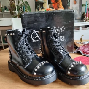 T.U.K Anarchic kängor - Super coola T.U.K kängor! Stl 37. Aldrig använda då det var ett spontanköp som jag glömt bort.   Nypris: 1200:-