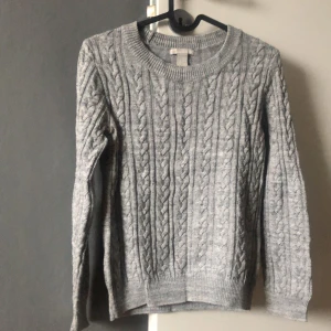 stickat tröja HM  - En stickad tröja från hm i storlek xs 
