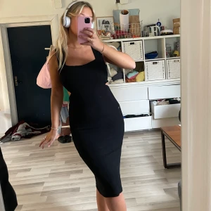 Svart klänning🖤 - Svart klänning med cut outs på båda sidorna🖤