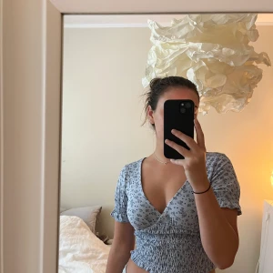 Blommig tröja - Jättefin blå tröja från Urban Outfitters. Använd några gånger bara så i vädligt bra skick. 