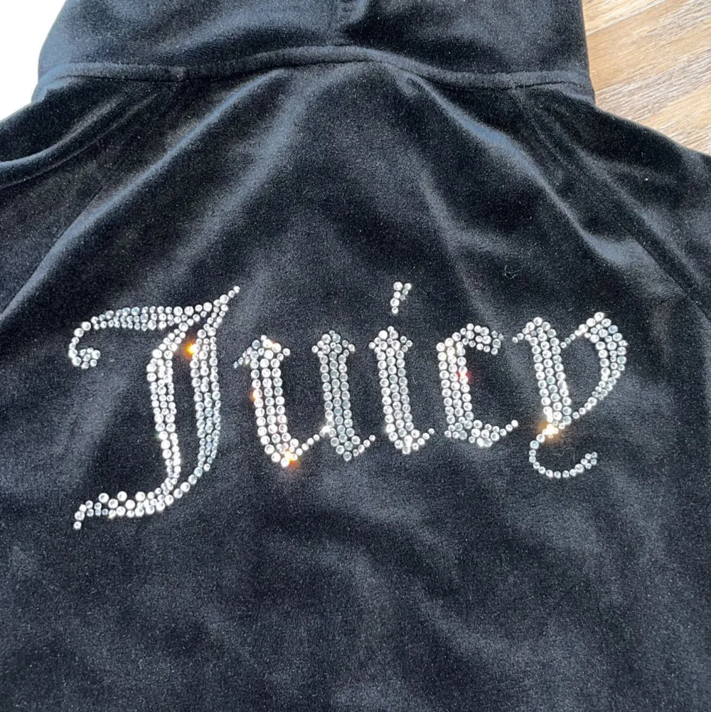 Juicy Couture zip hoodie, Storlek M men passar mig bra som har S. Använd endast fåtal gånger.  Köpt i butik ❣️. Tröjor & Koftor.