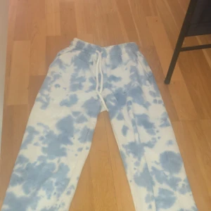 Xxs - Fina vita mjukisbyxor med ljusblå mönster sitter bra på mig som är 160 skriv privat för mer bilder/info💕