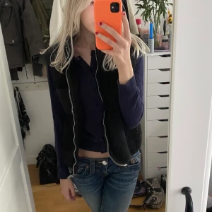 Teddy väst  - Teddy väst från pieces, jättebra skick. Perfekt på hösten/våren 