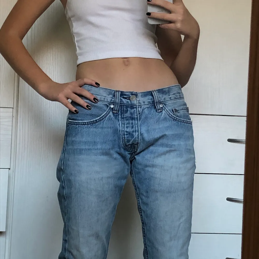 Super coola jeans lite långa för mig som är 160 cm . Jeans & Byxor.