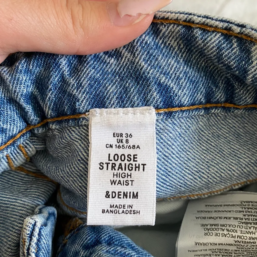Säljer dessa coola jeans ifrån hm med hål i. Sälj inte längre, då det vart slut sålda snabbt. De är högmidjade och raka jeans. Storlek 36 (finns 38 med), passar inte längre. Hålen har blivit större. Möts i sthlm och fraktar, pris kan diskuteras💝 . Jeans & Byxor.