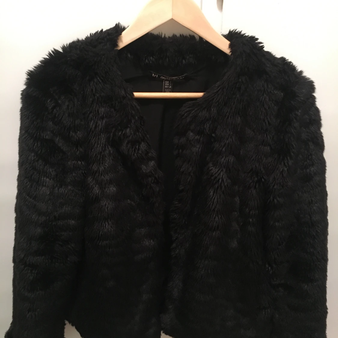 Snygg fuskpälsjacka i svart