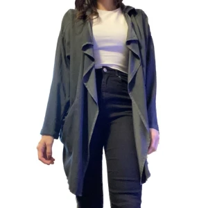 Tunn jacka  - Tunn jacka i grå färg från Rut&Circle i strl 38. Köpt för några år sedan, använt men i gott skick. Väldigt fint och passar med allt.  Köparen står för frakt :)