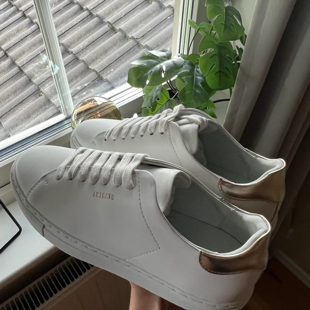 Säljer ett par Axel Arigato Clean 90 Contrast Sneakers! Då jag beställde fel storlek är skorna inte ens testade på!🥰✨. Skor.