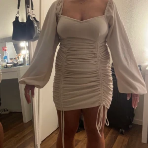 Klänning  - Klänning från Nelly. Använd endast en gång, nypris 500kr säljer för 300kr. 