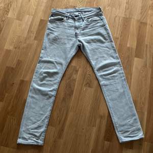 Levis 510 jeans ljus gråa. Det finns inget fel eller fläckar eller liknande. Nytt skick. (Köparen står för frakten)