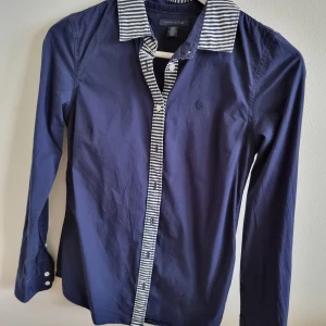Tommy Hilfiger skjorta. Storlek xs - Skjortan är i bra skick. 