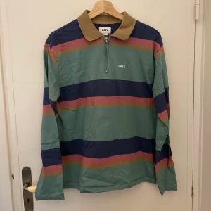 Obey Tröja - Endast använd 2 gånger, nypris 400kr. Halfzip med krage. Herrstorlek S. 
