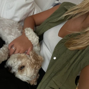 Grön väst💚🌳 - Ascool militärgrön väst. Säljer då den inte kommer mycket till användning längre.