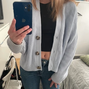 Stickad kofta - Köpt från H&M 2022. Aldrig använd.  Köparen står för frakt. 