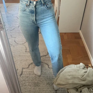 LEVIS RIBCAGE STRAIGHT ANKLE  - Säljer nu mina absoluta favoritbyxor då de tyvärr har blivit för små. Ett par raka croppade blåa jeans som sitter så bra! På sista bilden ser ni en liten slitning som har blivit på sömmen vid insida lår men inget som syns! Nypris 1299 säljer för 300kr