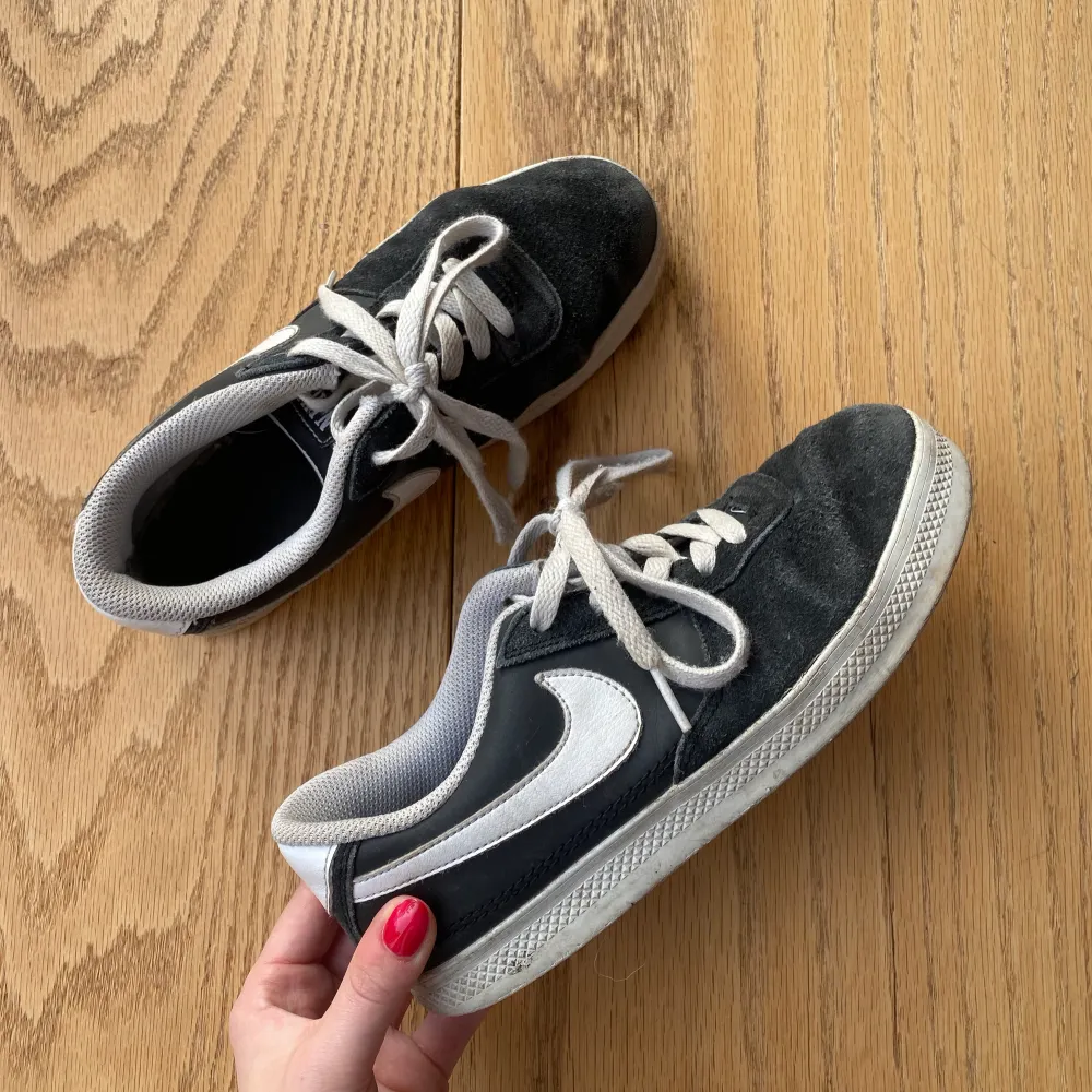 Nike sneakers köpa på vintage butik för länge sedan. Bra skick men använda❣️strl 38 men skulle säga att de även passar 37. Skor.