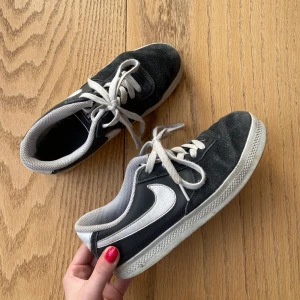 Sneakers - Nike sneakers köpa på vintage butik för länge sedan. Bra skick men använda❣️strl 38 men skulle säga att de även passar 37