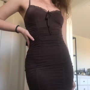 Klänning - Brun klänning från H&M. Strl XS men passar XS-S. Så fin men lite för liten för mig :(