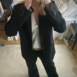 Svart kavaj - Svart vintage kavaj🖤 Storlek 48 i herr, lagom oversized på mig som vantligtvis bär storlek S