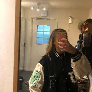 Varsity jacka - Säljer denna varsityjacka från missguided då den inte kommer till användning🥰