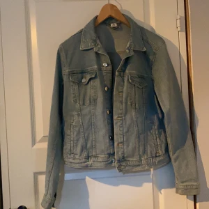 Jeans jacka i storlek 42  - Väldigt fin jeans jacka i storlek 42. Den är Inte använd så många gånger och är inte sliten eller så. Den har mest hängt i ett skåp, Köpt för ca 2 år sen. 