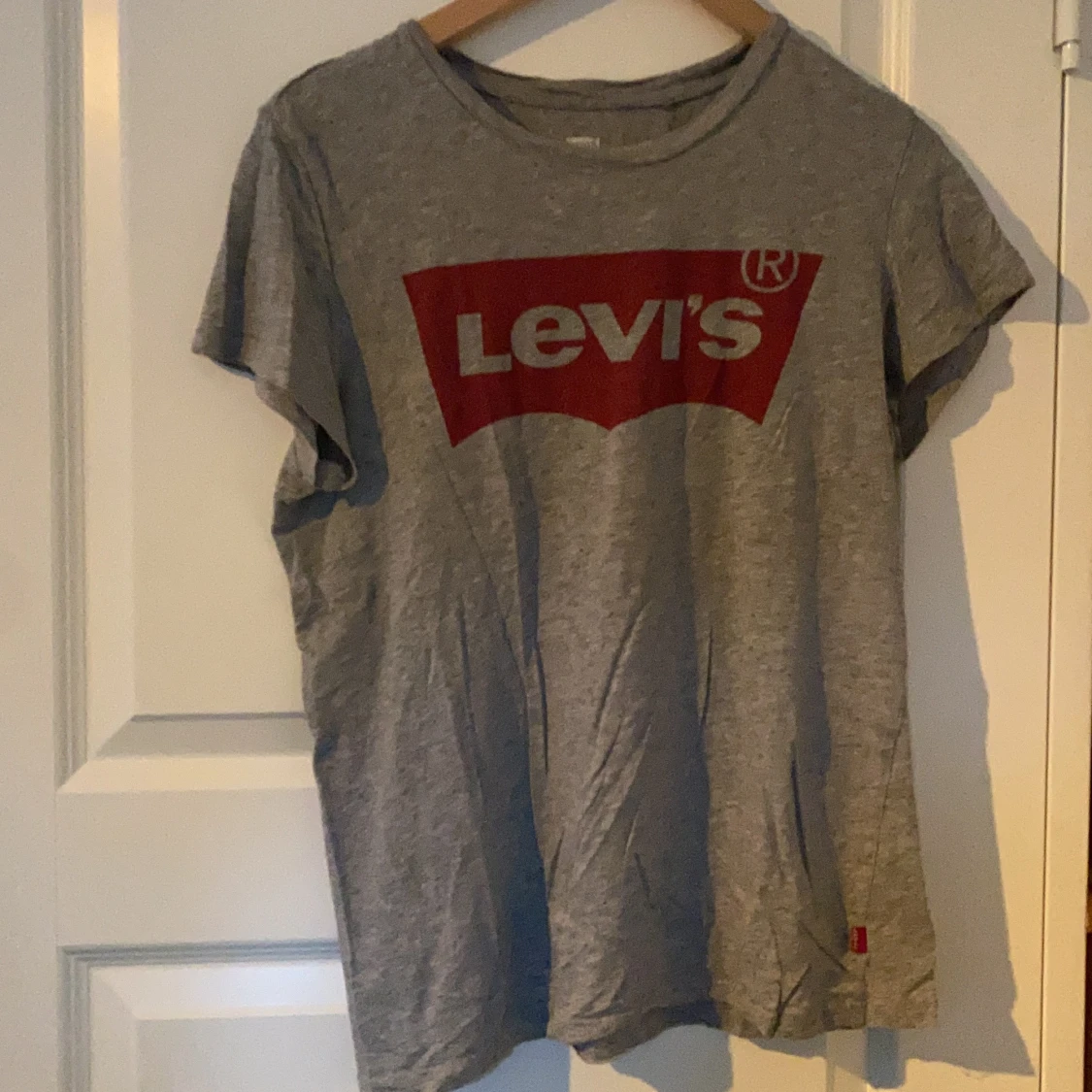 En fin grå Levis t-shirt i storlek M. 