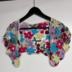 Virkad bolero 🌸 - Supergullig liten bolero med virkade blommor! Köpt secondhand o har inga lappar så kan vara hemvirkad. Passar olika aesthetics! 