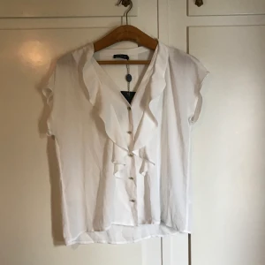 Blus - Prislapp kvar, aldrig använd 