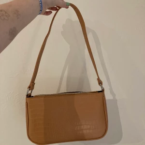Väska  - Säljer min jättefina väska då den inte riktigt är min stil längre. Den är använd ca. 2 gånger så nästan som ny. Den är orangebrun aktig i färgen. 💗