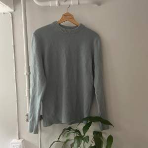 En gråblå stickad Massimo Dutti tröja i bra skick (lite nopprig, som stickade tröjor blir). I storlek M.