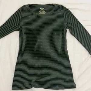 Randig Tröja - Säljer denna sjukt fina "bella swan" tröjan, tyvärr kommer den inte till någon användning. Storlek S