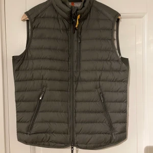 Parajumpers väst - Parajumper väst i storlek S. Självklart äkta. Cond 7/10 Pris går absolut att diskutera.