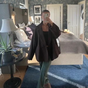 Brun kappa - Tänkte kolla intresset på denna kappa/kavaj liknande som köptes i början av året på Lindex. Använd ett fåtal gånger och är i storlek M. Skriv privat till mig ang bud🤍 TRYCK INTE PÅ KÖP NU