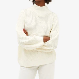 Stickad tröja - Helt ny stickad tröja från monki. Använd ca tre ggr. Storlek S. Gräddvit och polokrage, mysig till höstväder. Ej nopprig