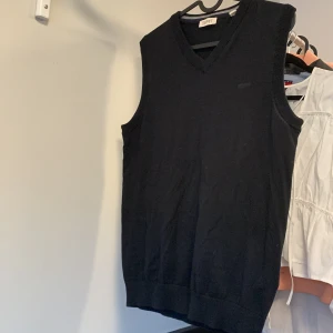 Stickad väst  från Esprit - Säljer en stickad väst från Esprit. Strl s