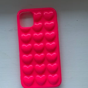 HELT NYTT MOBILSKAL.  iPhone 11 - Beställde fel modell så säljer detta coola mobilskal helt nytt ❤️ bjuder på frakten 