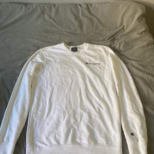 En vit champion sweatshirt, Den är använd några få gånger för länge sen. Den har inga skador och är i bra skick! 