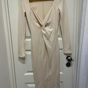 Klänning från Asos  - Aldrig använd! Superfin men hittade aldrig ett tillfälle att ha på mig den. Beige/vit i färgen! 