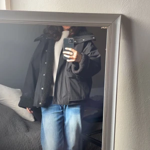 Super fin tjock vinterjacka från & other stories! - Säljer min fina vinter jacka från förra året, i storlek M. Köpt för 1450 kr men säljer billigare då den är i bra skick förutom två små fläckar som jag ( ej ordentligt försökt att ta bort ) så dom försvinner säkert. Skriv vid intresse eller fler bilder 💕