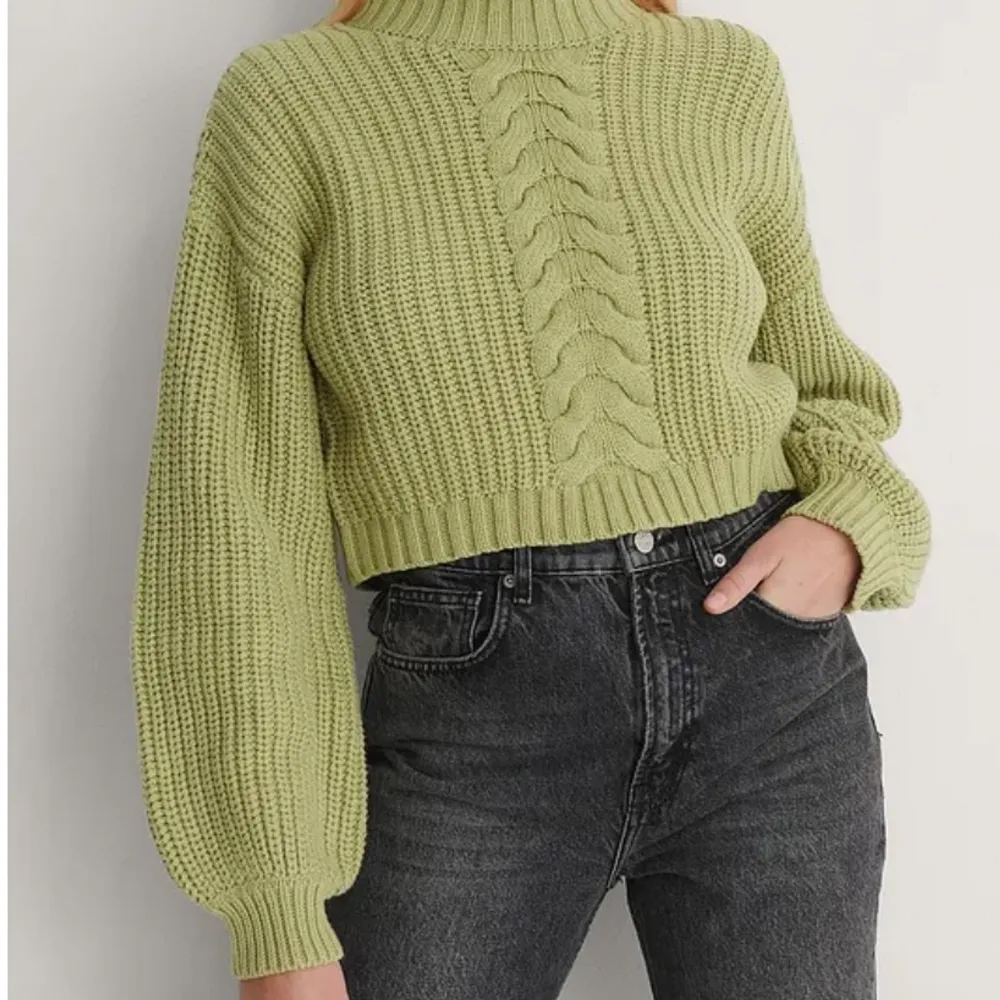 Pastellgrön kabelstickad tröja i en croppad modell. Färgen är slut på hemsidan och är superfin till våren men också hösten! 🤍🤍Nypriset är 440 men har använt den ganska mycket men den är i bra skick så den säljs för 200  . Stickat.