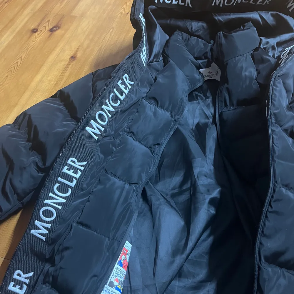 Säljer en moncler jacka i storlek XL men passar även L. Oanvänd i bra skick, Den blir perfekt inför hösten och vintern då de är en varm jacka! Pris kan diskuteras, endast seriösa köpare! Ordinarie pris 14 000 kr men säljer för 6000,men pris kan diskuteras. Jackor.