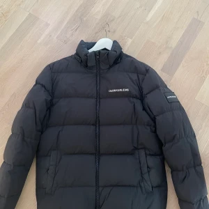 Calvin Klein jacka - CK vinterjacka som är otroligt varm och go! Har luva till som tyvärr inte kom med på bilden! Strl L