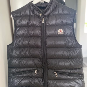 Moncler väst - Storlek 3/L men sitter som en M. Köpt på nk, kvitto finns. Den är i nyskick. 